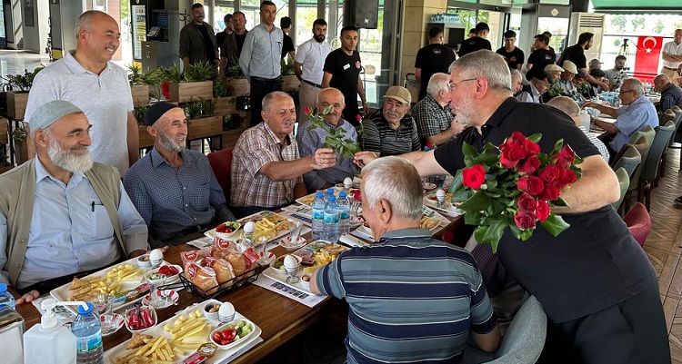 Huzurevi sakinleriyle kahvaltıda buluştu