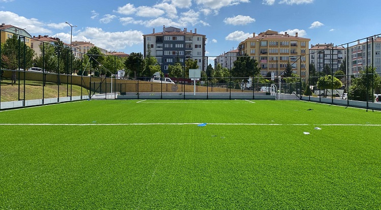 Belediye semt sahalarını yeniliyor