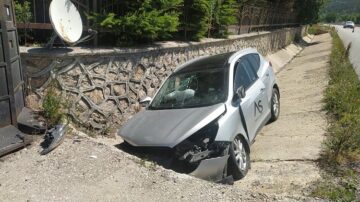 Otomobil su kanalına düştü!