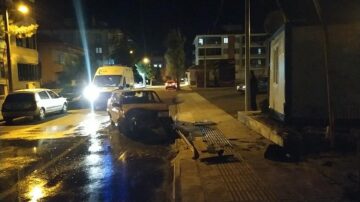 Kontrolden çıktı zabıta kulübesine çarptı