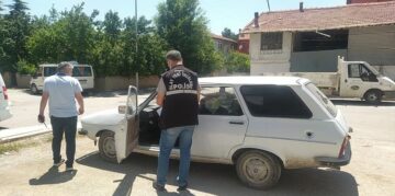Çaldığı otomobil ile kaza yaptı!
