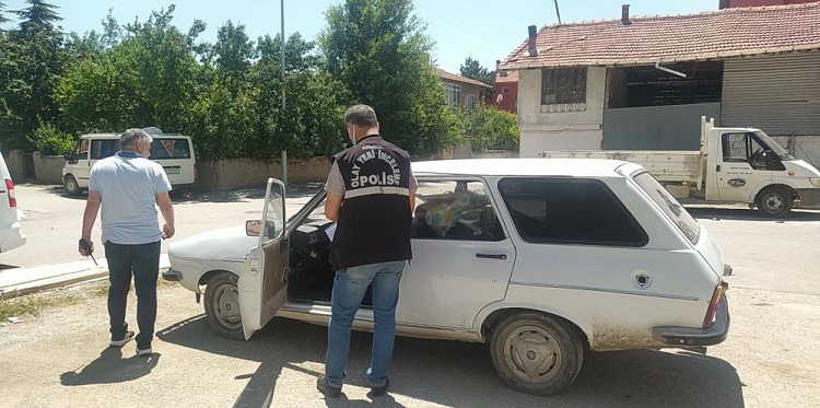 Çaldığı otomobil ile kaza yaptı!