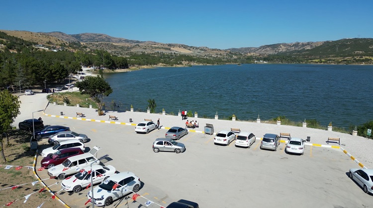 Çomar barajını piknikçiler beğendi
