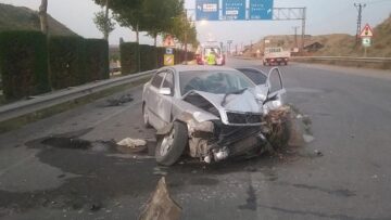 Kontrolden çıkarak bariyerlere çarptı