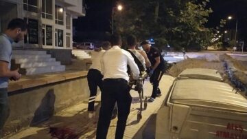 Komşular arasında bıçaklı kavga!