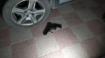 Apartmanın girişinde tabanca bulundu!