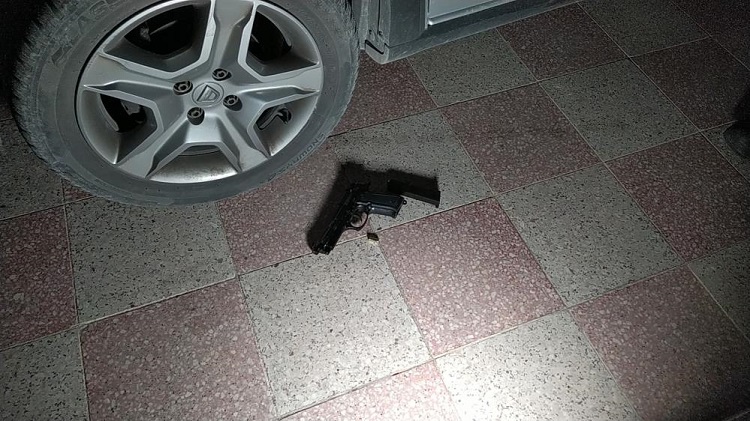 Apartmanın girişinde tabanca bulundu!