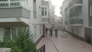 Apartmanda çıkan yangın korkuttu
