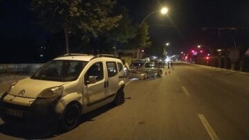 Ticari araca arkadan çarptı