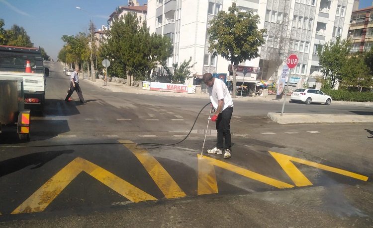 Çizgiler tazyikli su ile temizlendi