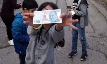 Eşinden boşandı para dağıttı!