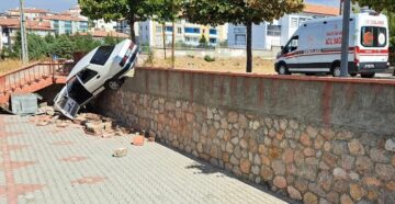 Duvarı yıkıp bahçeye uçtu!