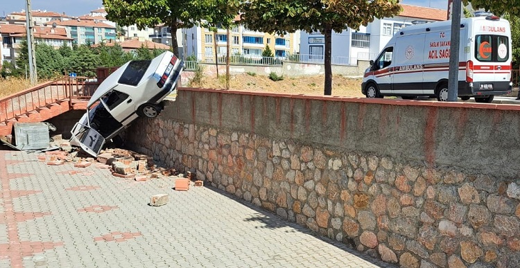 Duvarı yıkıp bahçeye uçtu!
