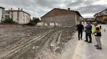Belediye kamulaştırdığı yerleri yıkıyor