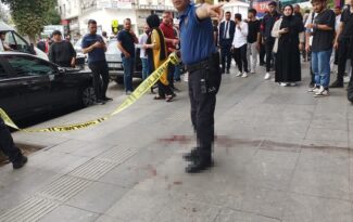 Gazi caddesinde eşini bıçakladı!