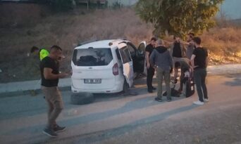 Polis otosu ile pikap çarpıştı