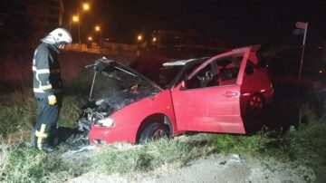 Yanan otomobilden son anda kurtarıldı