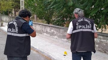Yolda yürürken bıçaklandı!