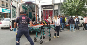 Otomobil ile motosiklet çarpıştı!