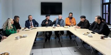 El ele vererek aşkla çalışmaya devam