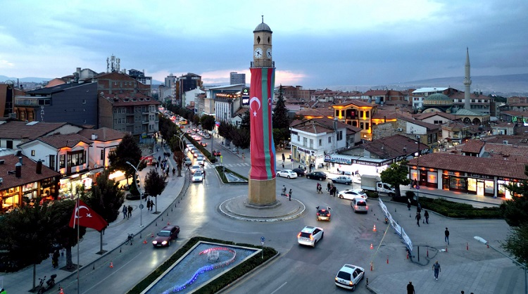 Saat kulesine kardeşlik bayrağı