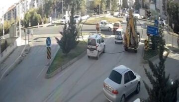 Köprü kavşağında çarpıştılar