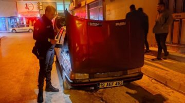 Bekçiler yanan otomobili söndürdü