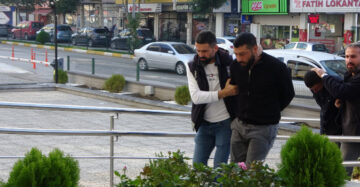 Alıkoydukları kişiyi gasp ettiler!