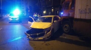 Kontrolden çıkarak araçlara çarptı!