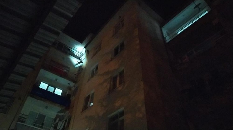 Şizofren hastası kadın kendini attı!