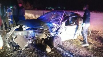 Otomobiller kafa kafaya çarpıştı