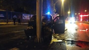Kavşakta minibüs yön levhasına çarptı!