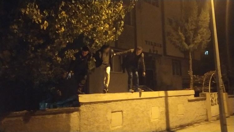 Silah satan şahsın evine baskın!