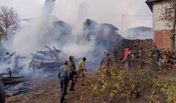 Köydeki yangında ev ve samanlık yandı