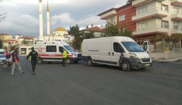 Motosiklet ve ticari araç çarpıştı!