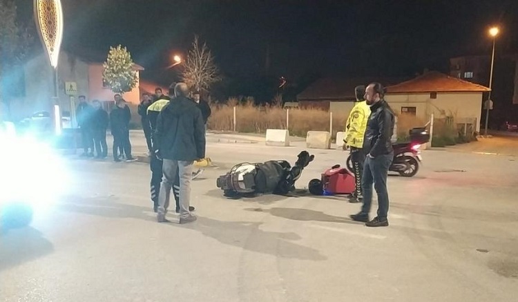 Motosiklet ile otomobil çarpıştı
