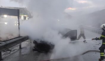 Seyir halindeki otomobil yandı!