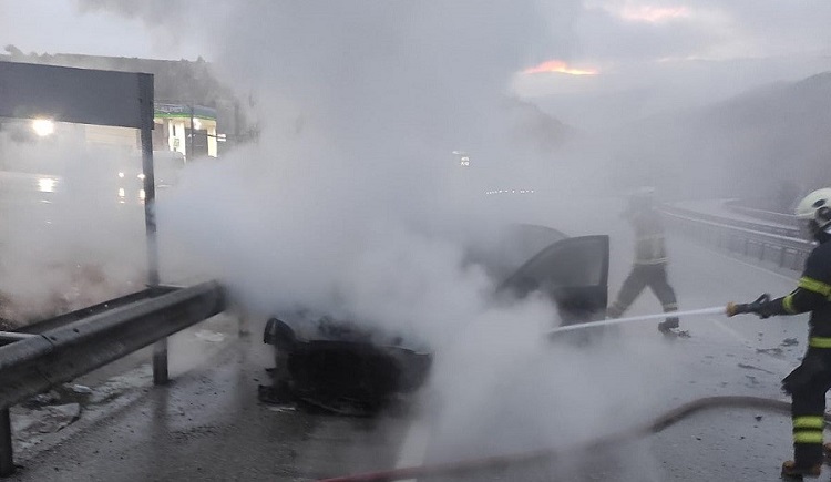 Seyir halindeki otomobil yandı!