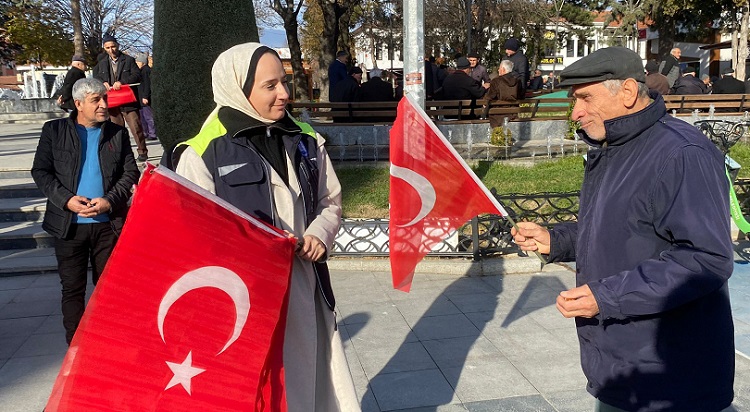 Belediye’den vatandaşlara Türk Bayrağı