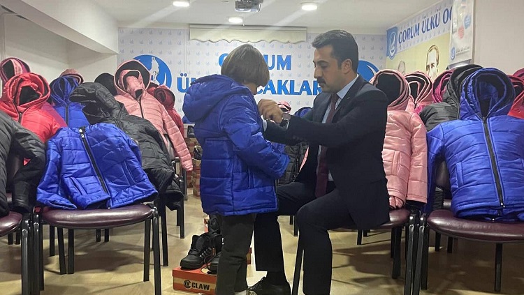 Ülkü Ocakları çocukları sevindirdi