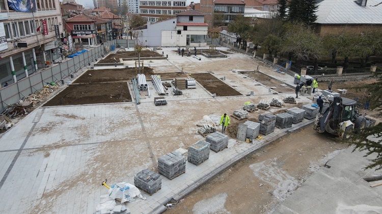 Meydanda çalışmalar devam ediyor