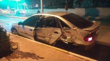 Orta refüje sonra direğe çarptı!