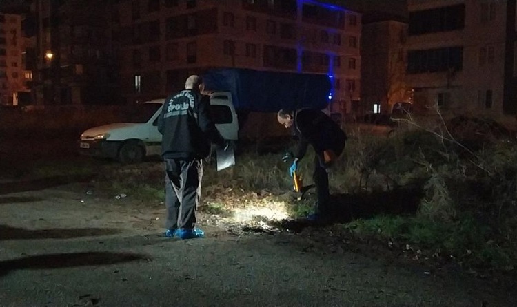 Kavgada bacağından silahla vurdu