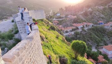 Oğlunu surlardan atan annenin cezası!