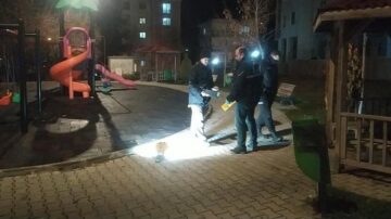 Çocuk parkında bıçaklı kavga!