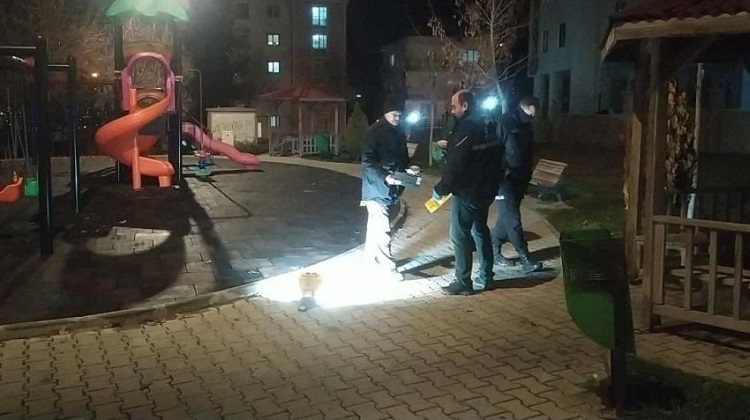 Çocuk parkında bıçaklı kavga!