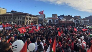 Kadınlar ve çocuklar Filistin için yürüdü