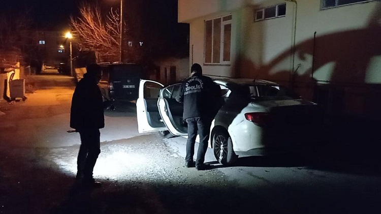 Aracın camlarını taşla kırdılar!