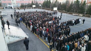 Okullarda şehitlere saygı duruşu