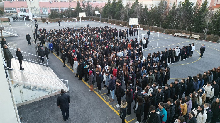 Okullarda şehitlere saygı duruşu